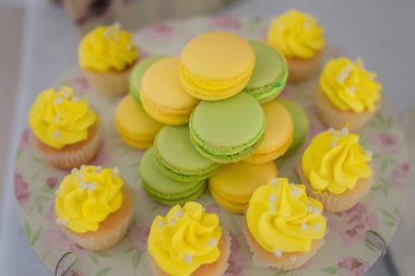 Lezzetli, tatlı tedavi, limon ve fıstık macaroons, çeşitli seçim limon ayran buzlanma ile cupcakes