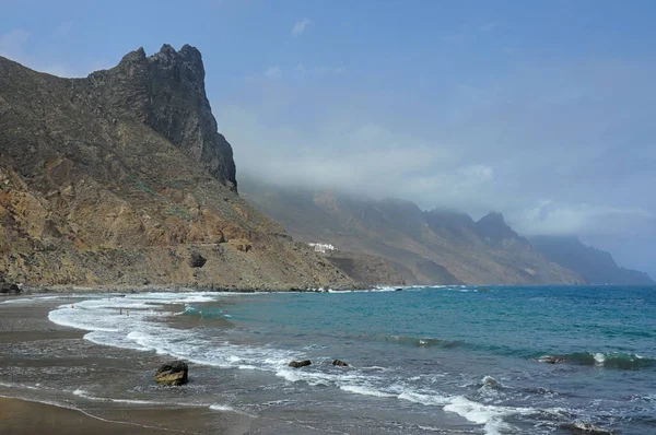 Playa de Benijo, Tenerife, Kanarya Adaları üzerinden Anaga dağ aralığının egzotik kez bakıldı