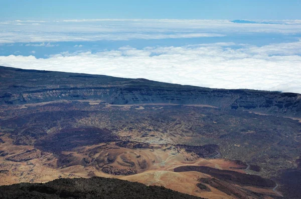 Vista dalla cima del Pico del Teide, verso le calderas che circondano la vetta, parte del Parco Nazionale del Teide — Foto Stock
