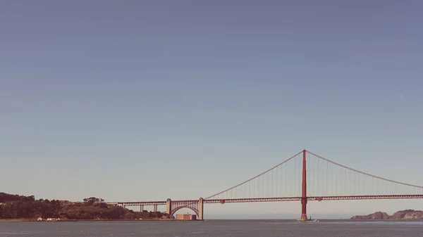 Efecto de tono único de la luz del mediodía en el icónico Golden Gate Bridge, San Francisco, California, EE.UU. — Foto de Stock