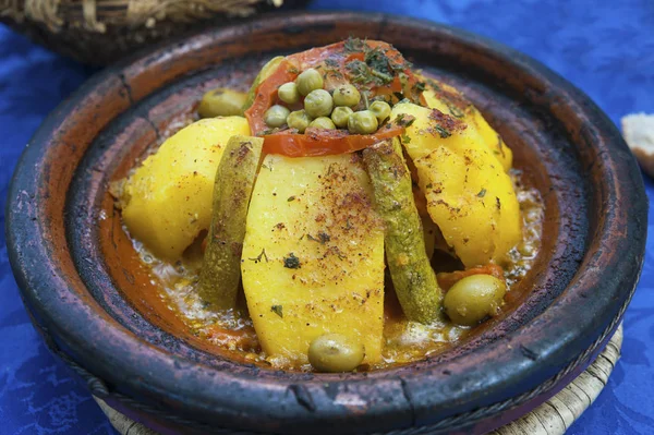 Yerel baharat, ot ve zeytin ile sebze tagine