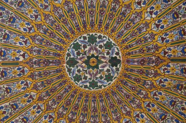 Düşünce ve karmaşık dekorasyon boyalı ahşap tavan, resim, Bahia Sarayı, Marrakesh, Morocco iç zouak bilinen bir tekniği