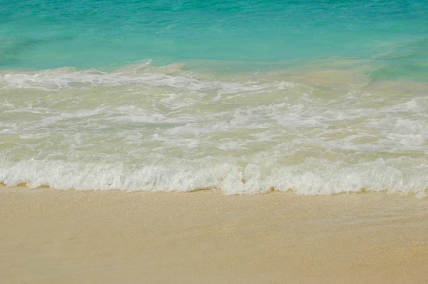 Tiro horizontal de mar calmo tropical com espaço de cópia — Fotografia de Stock