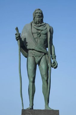 İspanya 'nın Candelaria, Tenerife, Candelaria, Kanarya Adaları' ndaki Plaza de la Patrona de Canarias 'da yer alan İspanyol öncesi kralların dokuz heykelinin bir parçası olan Pelinor heykeli.