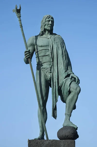 Tegueste雕像 Guanche首领或Mencey雕像 位于西班牙加那利群岛Tenerife Candelaria Plaza Patrona Canarias的9座前西班牙国王雕像的一部分 — 图库照片