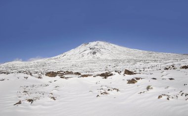 Teide Milli Parkı, Tenerife, Kanarya Adaları, İspanya karda Pico Viejo doğru vistas ile güneşli gün kapalı