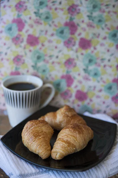 Vertical Shot Breakfast Three Croissants Large Black Coffee Old Fashioned — Stock Photo, Image
