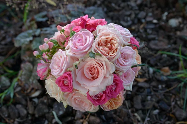 View Exquisite Bridal Bouquet Featuring Roses Different Hues Pink Berries — Stock Photo, Image