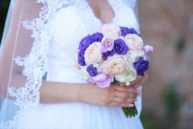 Bir yuvarlak fantezi renkli güller ve orkide buketi tutan genç beyaz gelin. Çiçek düzenleme, Gelin, çiçekçi görüş veya kavramı için gerekli Aksesuar gelinin sabah kursları. 