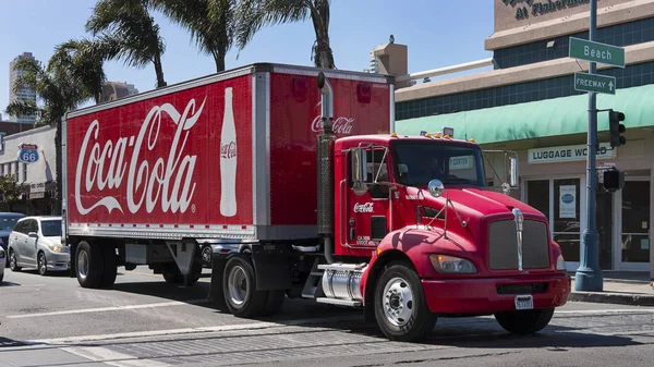 San Francisco, California, ABD - 22 Eylül 2017: Fisherman's Wharf doğru giden bir yolda durdu ünlü kırmızı büyük Coca Cola kamyon