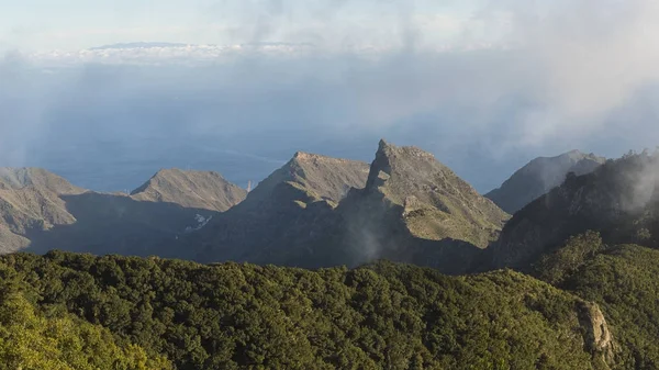 Çarpıcı manzaralar Anaga dağlar içinde Pico del Ingles bakış açısıyla ve kıyı başkenti Santa Cruz de Tenerife, üzerinden geçen Tenerife, Kanarya Adaları, İspanya tarafından bulutların ince tabakalar
