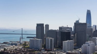 Downtown finans bölgesine manzarası ve Oakland Körfezi Köprüsü, Coit Tower, San Francisco Bay Area, California, ABD Gösterim kısmi bölümünde