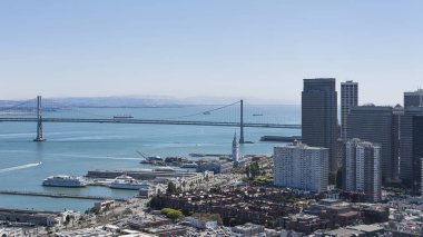 Oakland Körfez Köprüsü ve Finans Merkezi, şehir merkezinde tarihi Coit Tower, Sf, Bay Area, California, ABD San Francisco parçası görüş