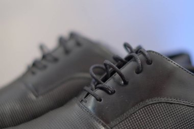 Yakın çekim kullanılan siyah erkek deri ayakkabı, zarif ayakkabılar cilalar ve tekrar giyilmelidir hazır çekim kırpılmış