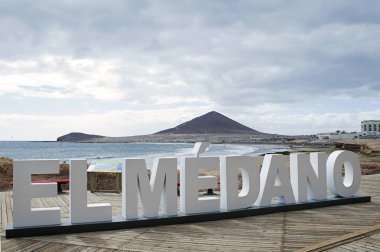 El Medano, okur üç boyutlu işareti konumlandırılmış Montana Roja içinde belgili tanımlık geçmiş, Medano, Tenerife, Kanarya Adaları, İspanya ile plaj ve sahil birlikte gider uzun Promenade