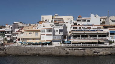 Costa La Caleta, Tenerife, Kanarya Adaları, İspanya - 19 Aralık 2017: küme evleri ve balık restoranları, şirin köy, La Batı güneşli sahil, Tenerife üzerinde yer alan Caleta