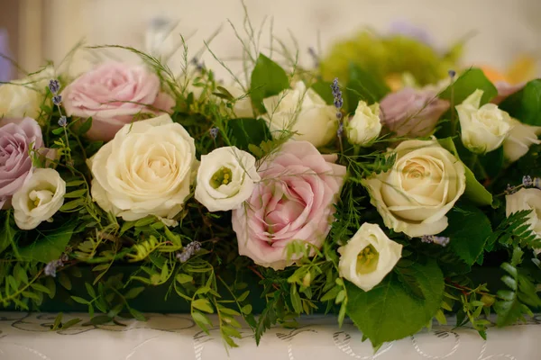 Large Centerpiece Pastel Color Roses Fresh Foliage Suitable Decor Table — Stock Photo, Image