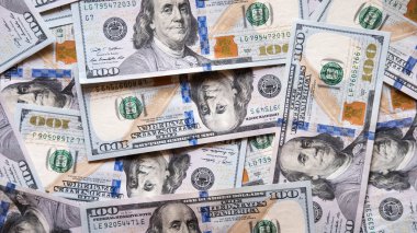 100 dolarlık banknotlar birçok arka plan yayılmış bir yüzey, fakir ve zengin, ayaklanma ve azalan ekonomi kavramı