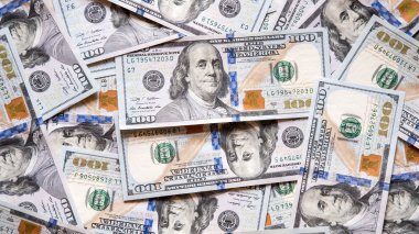 Yüz dolarlık banknotlar Doları banknot yığını düzensiz yayıldı. Tonla para yayılmış bir yüzey, fakir ve zengin, ayaklanma ve azalan ekonomi kavramı.