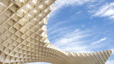 Seville, İspanya - 24 Haziran 2019: Las Setas de la Encarnacion olarak bilinen eski Plaza de la Encarnacion meydanındaki fütürist ahşap yapının ayrıntıları