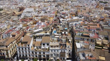 Şehrin panoramik hava manzarası: Giralda Kulesi 'nden binalar, sokaklar, çatılar, Sevilla Katedrali' nin bir parçası olan Santa Mara de la Sede Sevilla, Endülüs, İspanya