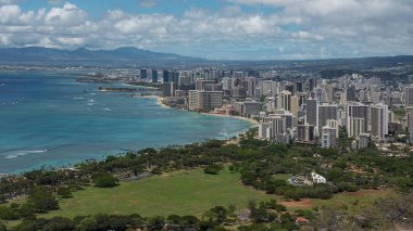 Diamond Head manzaralı panoramik manzaralar Waikiki Sahili 'ni gösteriyor, yüksek oteller ve tatil konaklama yerleri, zarif restoranlar ve dükkanlar, Honolulu, Oahu Adası, Hawaii, ABD