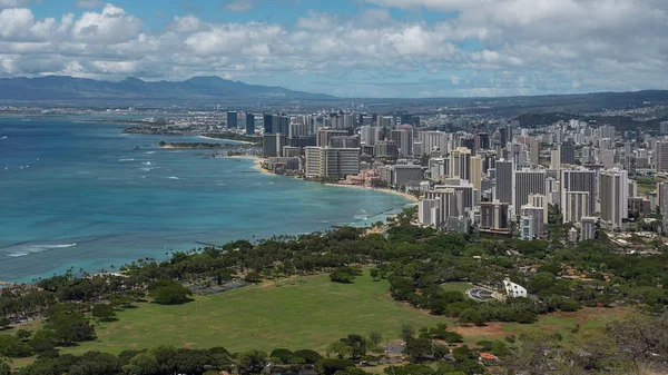 Diamond Head manzaralı panoramik manzaralar Waikiki Sahili 'ni gösteriyor, yüksek oteller ve tatil konaklama yerleri, zarif restoranlar ve dükkanlar, Honolulu, Oahu Adası, Hawaii, ABD