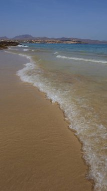 Kosta Calma, adanın güneydoğu kesiminde sığ ve el değmemiş bir sahil, Fuerteventura, Kanarya Adaları, İspanya 'da büyük yüzme ve su sporları olanakları olan turistleri eğlendiriyor.