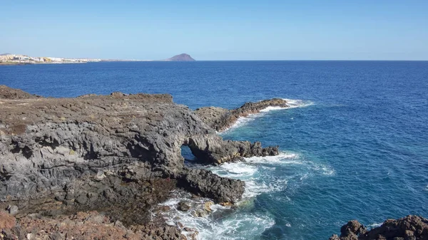 小さな漁村とモンタナロハ テネリフェ島 カナリア諸島 スペインの景色を望むモンタナ アマリラからアマリラ ゴルフ ゴルフ スールまでの海岸沿いの歩道の荒くて岩の多い風景 — ストック写真