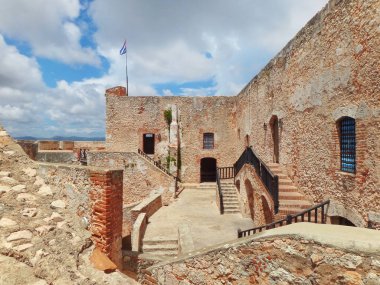 Castillo de San Pedro de la Roca, Santiago de Cuba, Küba - 25 Eylül 2014: Kalenin tuğla yapısı olarak da bilinir, 17. yüzyılda korsanlara karşı bir savunma olarak tasarlanmıştır.