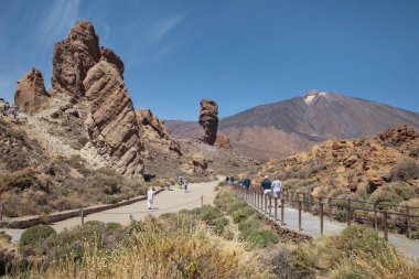 Los Roques de Garcia, Teide Ulusal Parkı, Tenerife, Kanarya Adaları, İspanya - 12 Mart 2020: Teide Dağı yakınlarındaki popüler bakış açısını ziyaret eden ve aşınmış kaya oluşumlarında yürüyen turistler