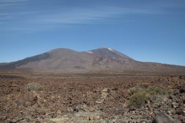 Teide Ulusal Parkı 'ndaki Pico del Teide ve Pico Viejo volkanik patlamaların oluşturduğu kurak arazi ile çevrilidir: Tenerife, Kanarya Adaları, İspanya' daki volkanik kül ve volkanik lav.