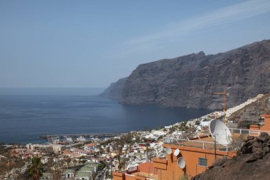 Acantillados de Los Gigantes ya da kısaca Los Gigantes, Atlantik Okyanusu 'nun kıyısındaki dev uçurumlar ve yükseltilmiş bir bakış açısıyla, Tenerife, Kanarya Adaları, İspanya