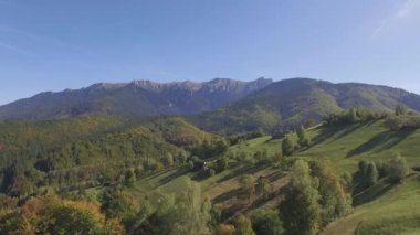 Romanya 'nın en cazip turizm beldelerinden biri olan Brasov İlçesi' ndeki Karpat Dağları ve güzel yeşil ormanlarla çevrili manzaralı kırsal alan manzarası