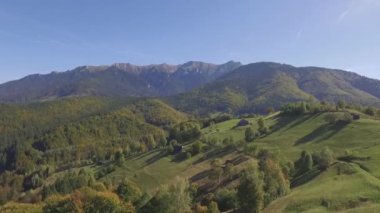 Romanya 'nın en cazip turizm beldelerinden biri olan Brasov İlçesi' ndeki Karpat Dağları ve güzel yeşil ormanlarla çevrili manzaralı kırsal alan manzarası