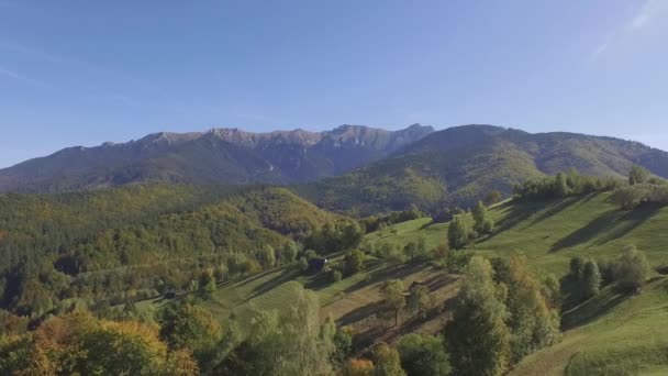 Vistas Aéreas Paisagem Rural Cênica Cercada Por Montanhas Dos Cárpatos — Vídeo de Stock