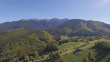 Romanya 'nın en cazip turizm beldelerinden biri olan Brasov İlçesi' ndeki Karpat Dağları ve güzel yeşil ormanlarla çevrili manzaralı kırsal alan manzarası