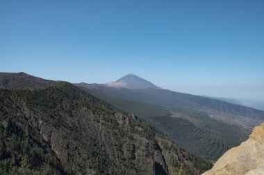 Teide Dağı ya da İspanya 'nın en yüksek dağı olan Pico del Teide Dağı, TF-24 yolunda, adanın doğu kısmından Tenerife, Kanarya Adaları' na uzanan bir bakış açısından görülmektedir.