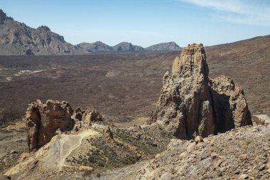Llano de Ucanca 'daki stratejik açıdan bakıldığında Mars' a benzeyen tuhaf manzara Teide Ulusal Parkı, Tenerife, İspanya Kanarya Adaları 'ndaki volkanik kül ve volkanik kayaları ortaya çıkarıyor.