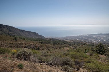 Guimar Vadisi 'nin yeşil yamaçları, adanın doğu kıyısında, Carretera Los Loros, Tenerife, Kanarya Adaları, İspanya' da Mirador de Chivisaya olarak bilinen bir bakış açısından görülmektedir.