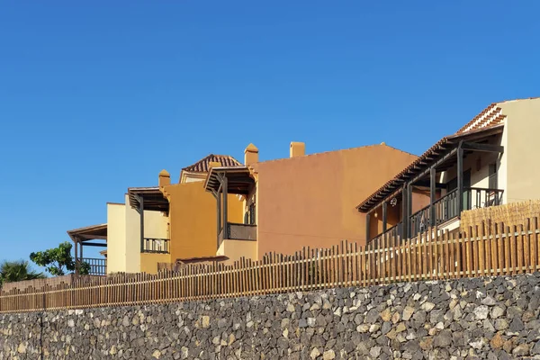 San Blas, Tenerife, Kanarya Adaları, İspanya - 2 Mayıs 2020: San Blas 'da, adanın güneydoğu kesiminde, sakin bir semtte, bahçeleri ve okyanus manzaralı renkli modern villalar