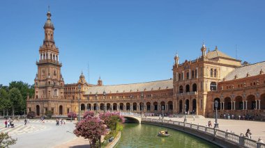 Plaza de Espana, Seville, Endülüs, İspanya - 26 Haziran 2019: farklı stil ve unsurlara sahip etkileyici mimari kompleks: su kanalları, köprüler ve her iki ucunda iki İspanyol Barok kulesi