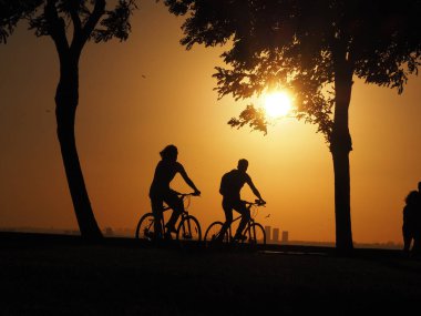 Parkta gün batımı