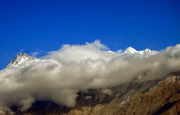 Nuvens enormes nas montanhas — Fotografia de Stock