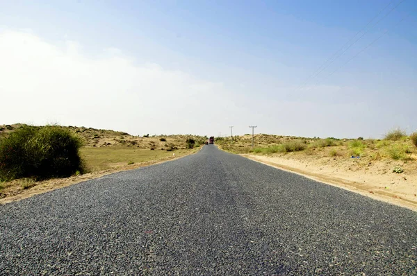 Een lange weg in de woestijn — Stockfoto