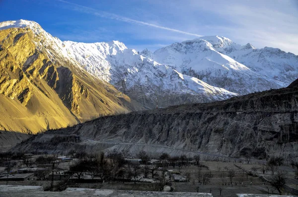 Een reeks van besneeuwde bergen — Stockfoto