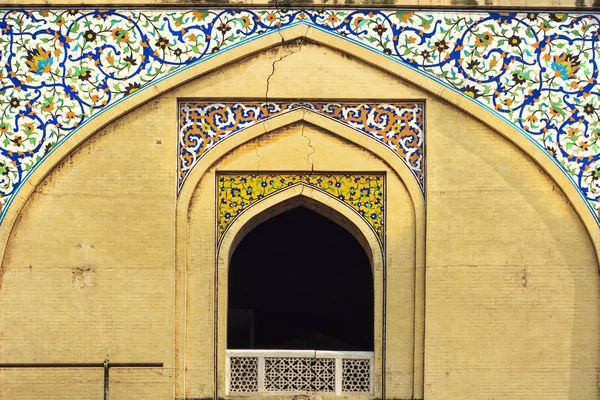 清真寺大门上的伊斯兰几何艺术图案 — 图库照片