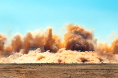 İnşaat alanındaki patlamadan sonra kum fırtınası. 