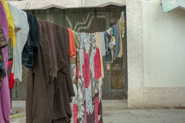Kırsal alanda giysiler kurutuluyor. 