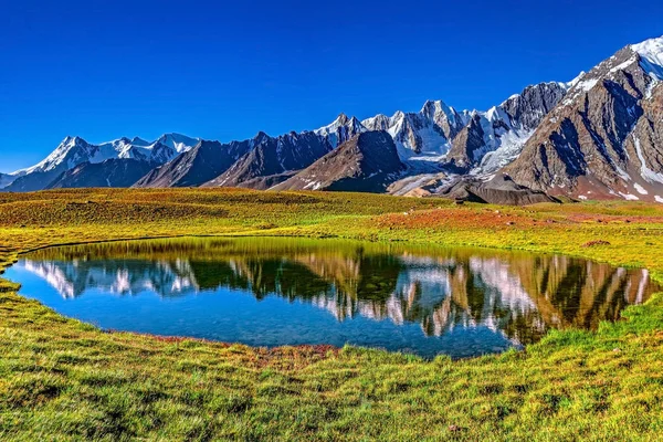 Réflexion Dans Lac Karombar Dans Gamme Karakoram Pakistan — Photo